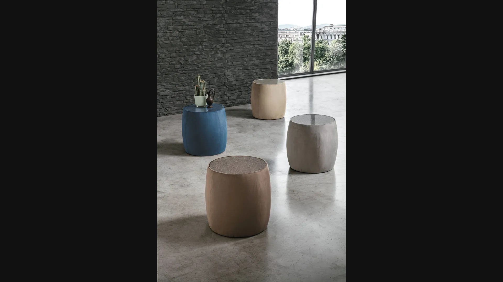 Tavolino Pouf Lepanto con top in vetro e rivestimento in tessuto di Target Point