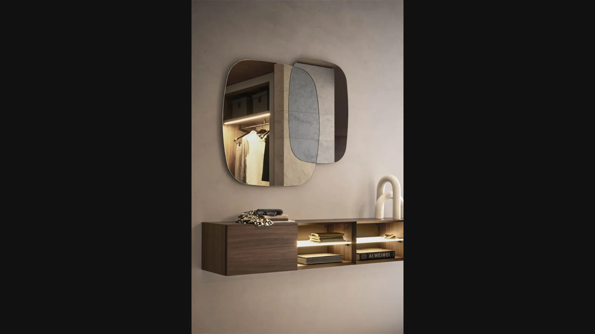 Specchio Oltre formato da tre specchi con finitura argento, fumé e piombo di Pianca