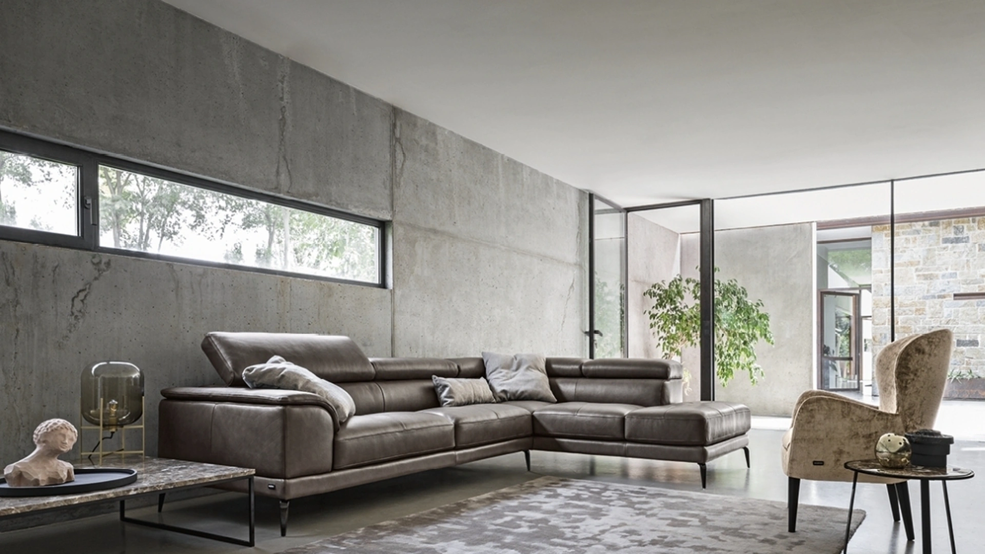 Divano angolare in pelle con poggiatesta reclinabili Tiziano di Nicoline