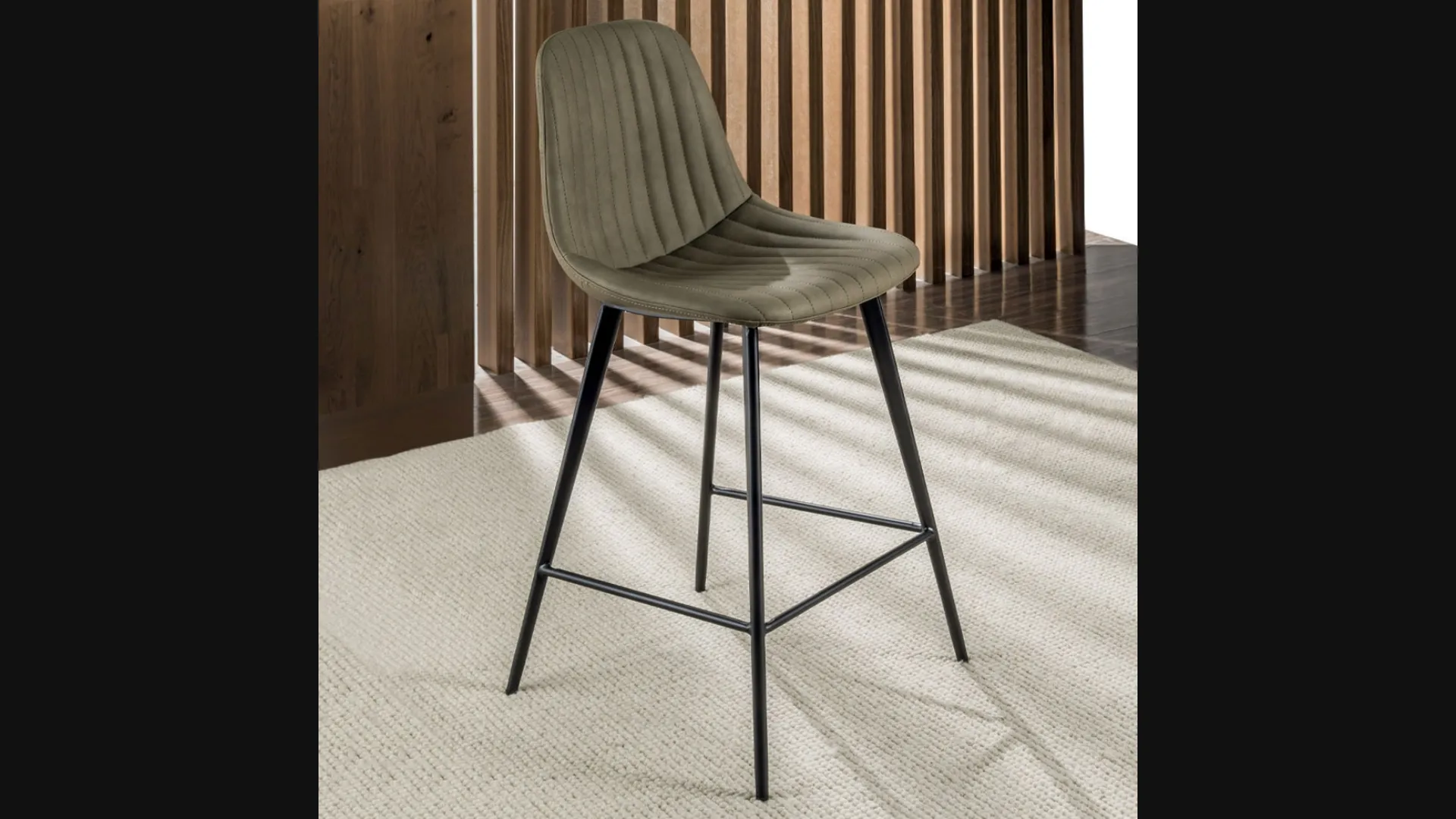 Sgabello Cinquecento Stool 4 gambe 65 rivestito in eco Nabuk imbotttito e trapuntato con struttura in metallo verniciato nero di La Seggiola