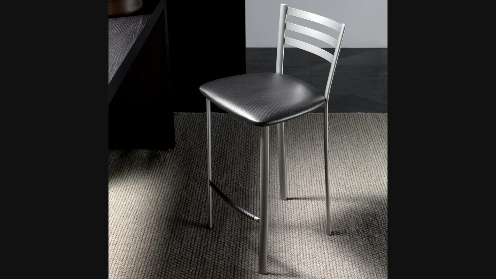 Sgabello Jody Stool 65 in metallo satinato con seduta in ecopelle di La Seggiola