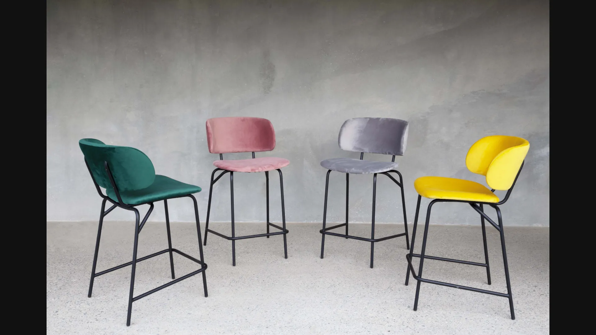 Sgabello Juliette Stool in velluto antimacchia con struttura in metallo verniciato nero di La Seggiola