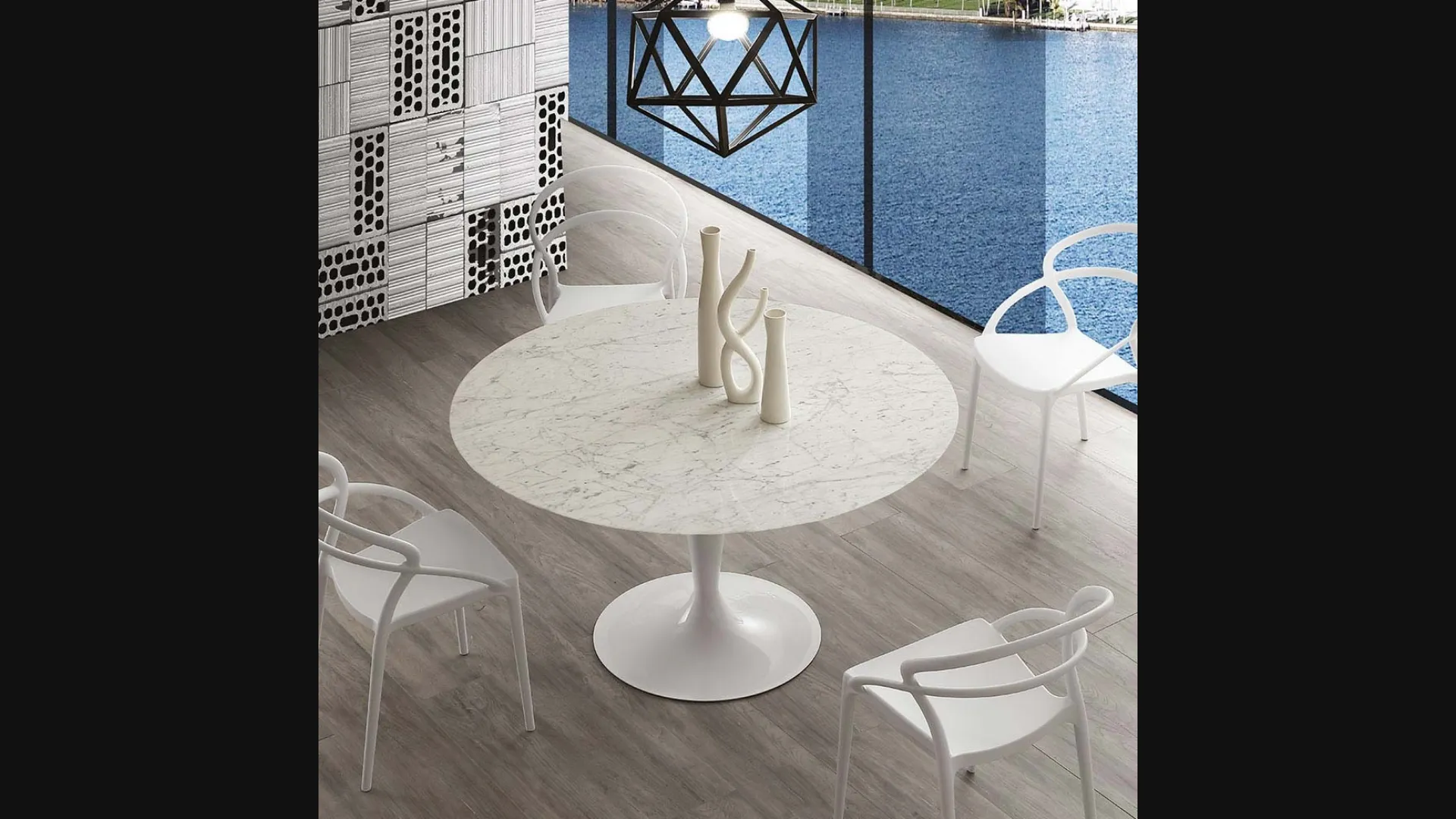 Tavolo rotondo Island Marble con top in marmo bianco di Carrara e base in acciaio verniciato bianco di La Seggiola