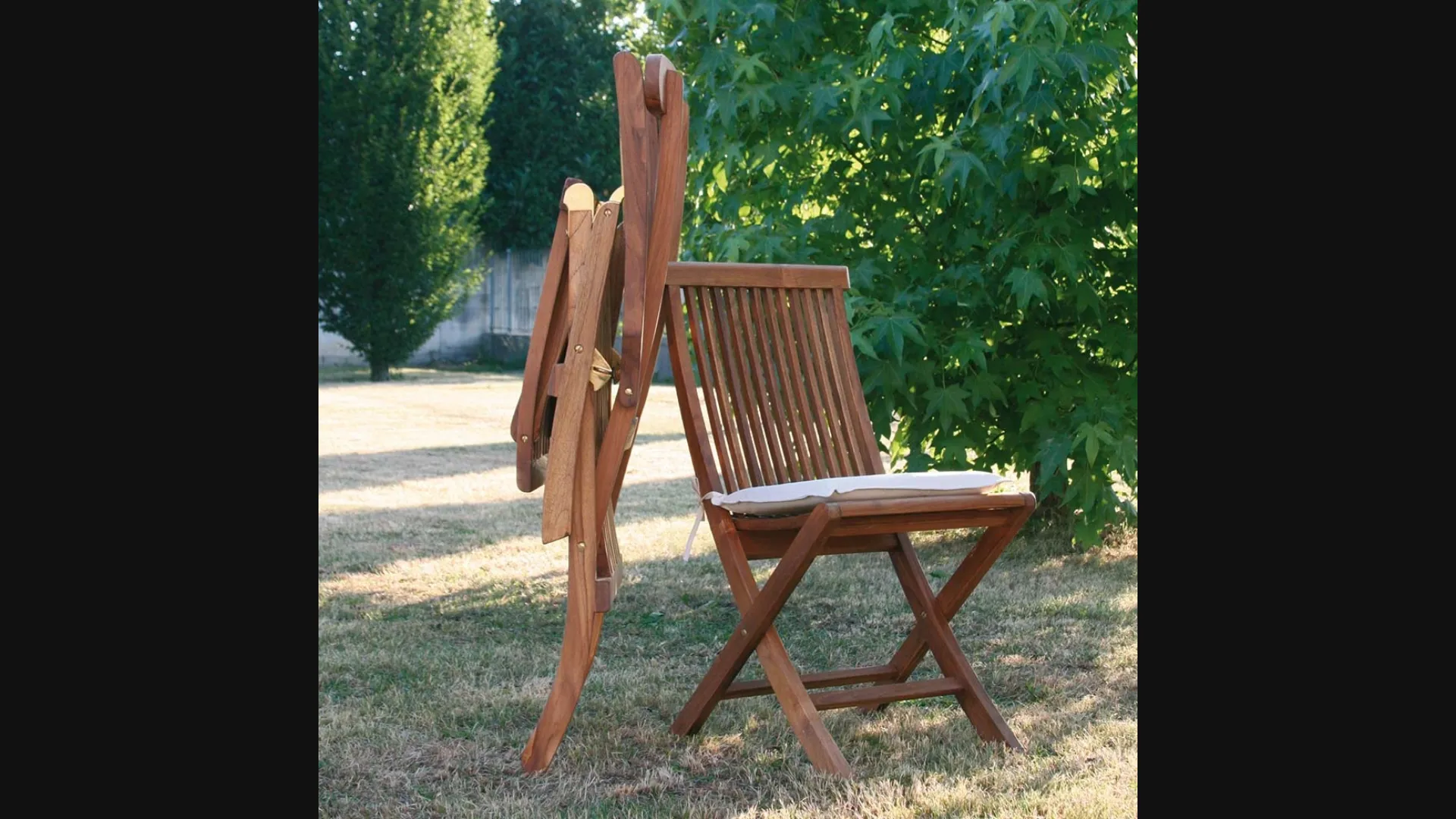 Sedia pieghevole in legno massello di teak indonesiano con finitura olio naturale Folding Chair di La Seggiola